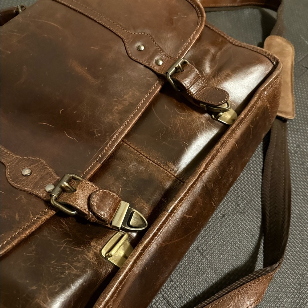 Levinson Buffalo Leather Messenger Bag - Rich Brown - Picture 12 of 16